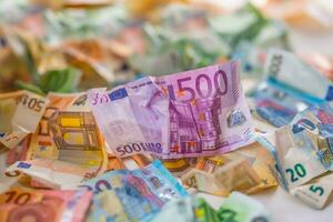 euro geld euro bankbiljetten euro munteenheid. aan het liegen los euro bankbiljetten foto