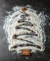 Kerstmis boom. Kerstmis boom van meel met ornamenten anijs ster walnoten koffie bonen en kaneel stokjes foto