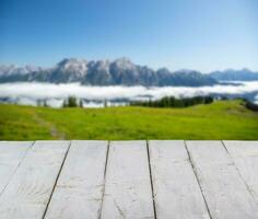 houten leeg bord of tafel en oostenrijks Alpen in de achtergrond foto