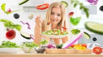 jong gelukkig blond meisje aan het eten gezond salade van rucola spinazie tomaten olijven ui en olijf- olie gezond groente concept foto