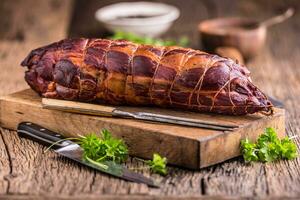 varkensvlees vlees.varkensvlees karbonade gerookt. traditioneel gerookt vlees Aan eik houten tafel in andere standen foto