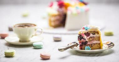 taart van marsepein bloemen bitterkoekjes en zwart koffie. foto