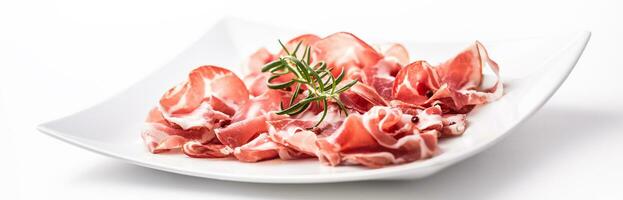 prosciutto. gekruld plakjes van heerlijk Italiaans prosciutto met rozemarijn foto