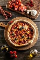 pizza diavola traditioneel Italiaans maaltijd met pittig salami peperoni Chili en olijven foto