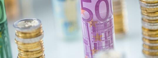 gerold euro bankbiljetten en munten torens gestapeld in andere standen foto