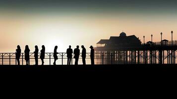 donker figuren van individuen Aan Scarborough pier. silhouet concept foto