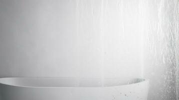 badkamer concept vochtig gevouwen wit douche gordijn met water druppels stoom- Aan wit backdrop licht en duisternis. silhouet concept foto