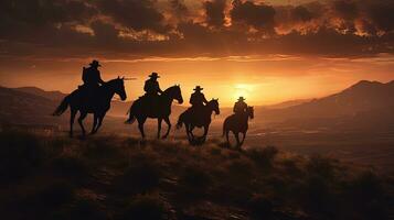 cowboy idee geïllustreerd met silhouetten van cowboys Bij zonsondergang Aan een heuvel met paarden gefocust samenstelling foto