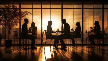 niet geïdentificeerd individuen dining in een eetcafe. silhouet concept foto