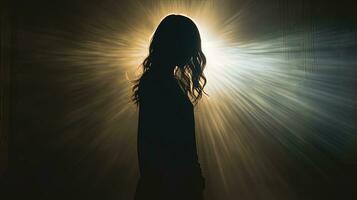 silhouet van een meisje in voorkant van een licht foto