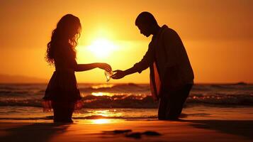 Bij schemer een paar uitwisselingen gouden zand symboliseert eeuwig liefde en de vluchtigheid van leven. silhouet concept foto