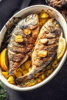 geroosterd middellandse Zee vis brasem met aardappelen rozemarijn en citroen foto