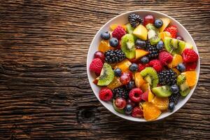 fruit vers gemengd tropisch fruit salade. kom van gezond vers fruit salade - ging dood en geschiktheid concept. foto