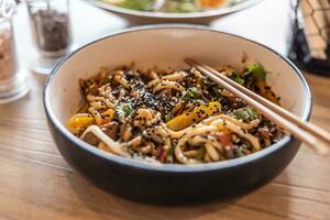 udon noedels met rundvlees vlees geserveerd in Aziatisch restaurant foto