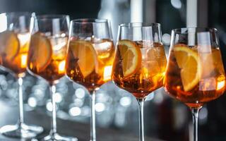 typisch zomer sekt drinken aperol spritz geserveerd in wijn bril met aperol, prosecco, Frisdrank en een plak van oranje foto