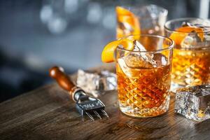 oud fashioned klassiek rum cocktail Aan ijs met oranje schil garneer foto