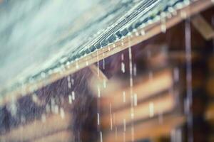 stortbui in de zomer storm en regen druppels Aan de dak foto