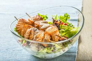 gegrild Zalm spiesjes met zomer sla salat granaatappel zaden olijf- olie en dressing. gezond vis voedsel met fruit en groente foto