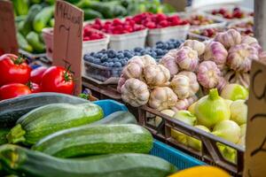 divers fruit en groenten Aan de boerderij markt in de stad. fruit en groenten Bij een boeren markt foto