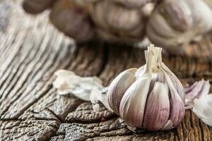 knoflook kruidnagel en lamp oud houten tafel foto