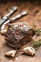 sappig rundvlees steak met specerijen en kruiden Aan houten snijdend bord foto