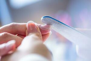 detailopname manicure van vrouw nagels in nagel salon foto