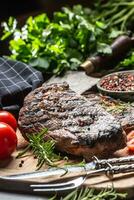 sappig rundvlees rib oog steak met kruiden tomaten zout en specerijen foto