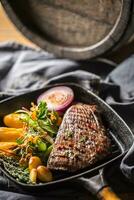 rundvlees flank steak in rooster pan met zute aardappel puree knoflook en kruid decoratie foto