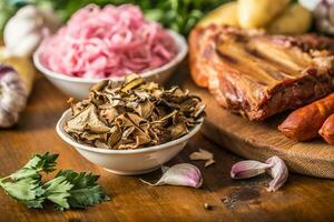 droog champignons verzuren kool gerookt varkensvlees ribben worstjes knoflook aardappelen en selderij kruiden foto