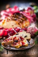 Kerstmis taart en Kerstmis decoraties. Kerstmis taart, Slowaaks of oostelijk Europa traditioneel gebakje - vianocka foto