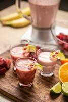 selectie van lactose vrij en melk schudden smoothies in drie cups Aan een houten bord foto