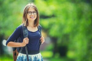 portret van aantrekkelijk jong tiener- school- meisje met rugzak foto