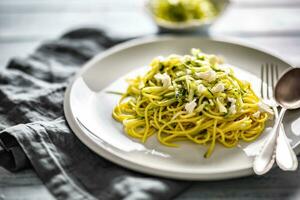 spaghetti courgette rauw veganistisch pasta met feta kaas komkommer en basilicum foto