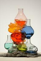 flessen groep wijnoogst kunst oud geest achtergrond kleurrijk gloeiend glas verzameling houder foto