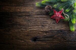 kerstmis. Kerstmis Spar boom met ster en pijnboom ijshoorntje Aan rustiek houten tafel foto