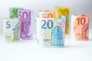 meerdere honderd broodjes van euro bankbiljetten in verschillend posities. euro geld concept foto
