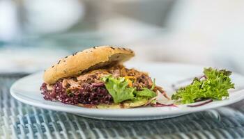 smakelijk kebab hamburger van groente salade Aan bord foto