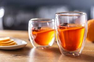 winter drankjes heet aperol spritz twee glas cups Aan een bar teller foto