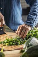 seizoensgebonden Groenen gebruik in de keuken net zo vrouw karbonades peterselie voor bevriezing en later gebruik in de winter foto