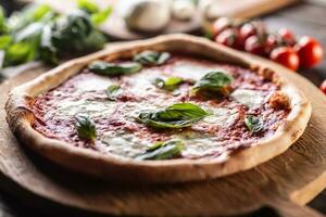 pizza napoletana - napoli tomaat saus Mozzarella en basilicum foto
