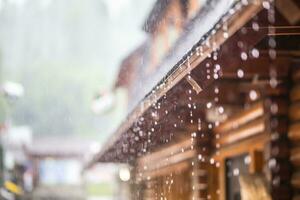 stortbui in de zomer storm en regen druppels Aan de dak foto