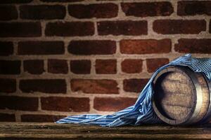 oktoberfeest houten vat en blauw tafelkleed Aan rustiek eik tafel foto