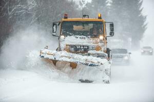 liptov, Slowakije - januari 30, 2022. de sneeuw ploeg wist de manier voor de auto's achter het foto