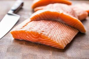 detailopname rauw Zalm filets Aan houten tafel foto