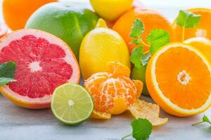 citrus vers fruit. oranje grapefruit citroen limoen met munt vertrekken foto