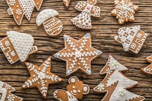 Kerstmis gebakje sterren peperkoek Aan rustiek houten bord. Kerstmis tijd foto