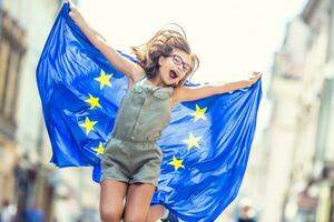 schattig gelukkig jong meisje met de vlag van de Europese unie foto