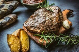 rundvlees gegrild steaks met barbecue saus geroosterd aardappelen en rozemarijn foto