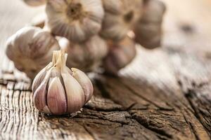 knoflook kruidnagel en lamp oud houten tafel foto