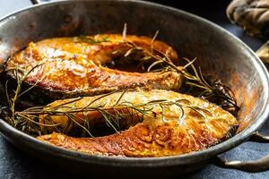 Zalm geroosterd steaks rozemarijn sal peper olijf- olie - detailopname foto